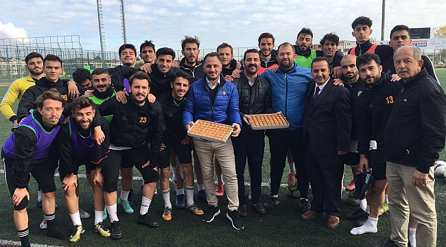 Derbi öncesi MADO Dondurma Müdürlerinden Serdivansporlu futbolculara baklava ikramı